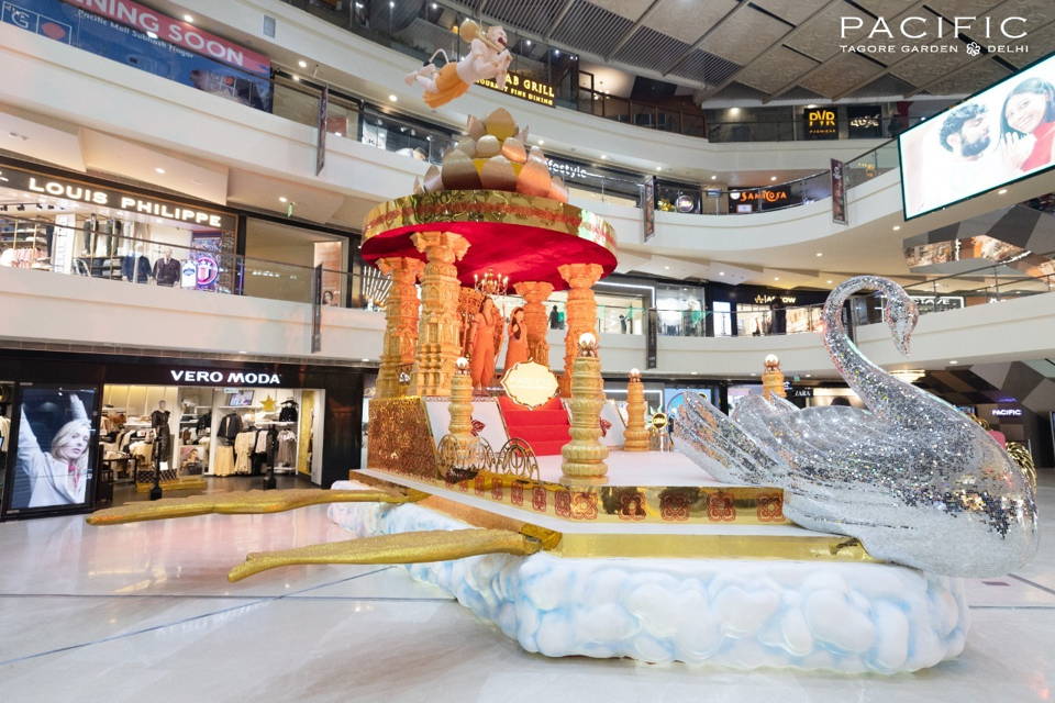 Pacific Mall Tagore Garden has installed a giant sized- Pushpak Vimana with dimensions of 32*28ft with idols of Lord Ram & Lakshman along with Goddess Sita, the beautiful flying chariot made by Vishwakarma for Brahma, but confiscated by Ravana from Kubera